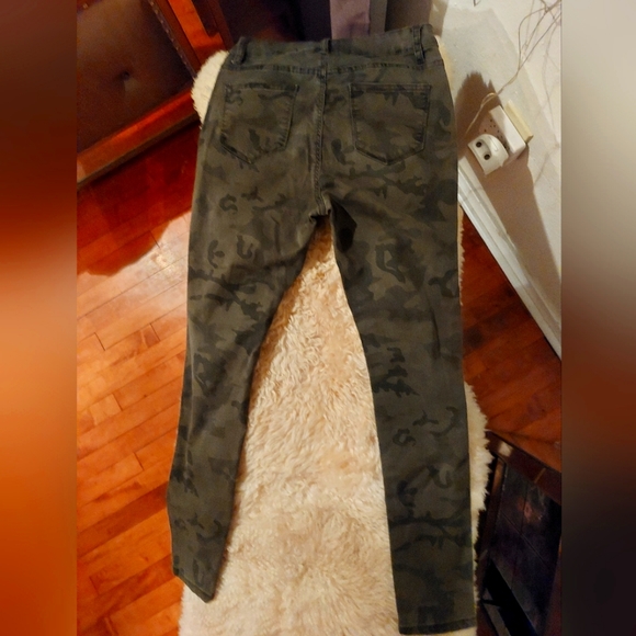 Size 9 HAMMER JEANS Army Print/Distressed High-Rise/Slim Fit Jeans - Picture 2 of 2